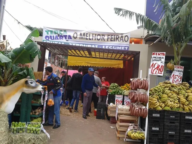 Movimento no feirão, entre frutas, verduras e linguiças penduradas